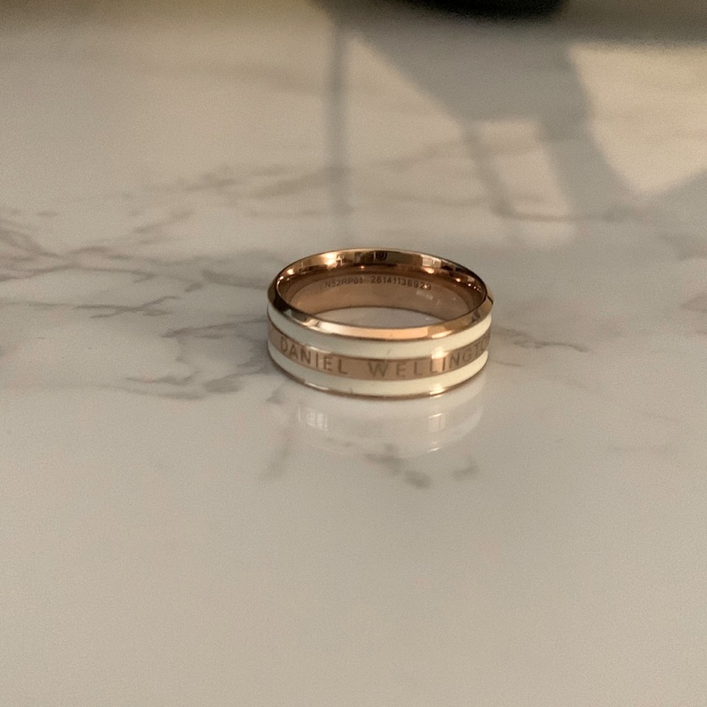 Daniel Wellington ring size 6. No scratches. Worn a handful of times.